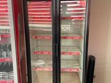 une glacière Coca-Cola au milieu d'un magasin