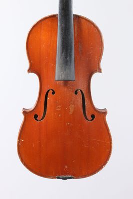 un vieux violon suspendu à une ficelle sur fond blanc