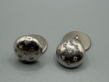 paire de boucles d'oreilles à clous en argent sterling sur un fond gris