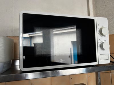 un micro-ondes posé sur une table