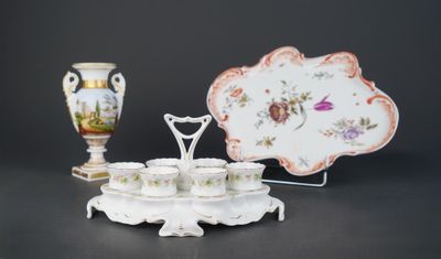 un plateau sur lequel sont posés des tasses et des soucoupes