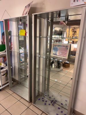 une vitrine en verre au milieu d'un magasin