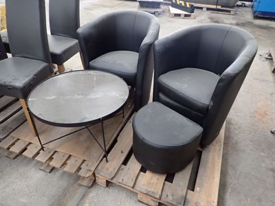 quatre chaises et une table posées sur une palette dans un entrepôt