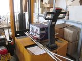 un chariot élévateur avec des cartons à l'arrière