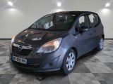 la photo d'une petite voiture garée dans un garage