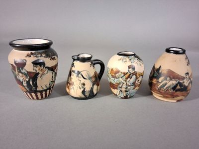 trois vases sont posés côte à côte sur une surface grise