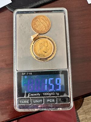une balance numérique sur laquelle est posée une pièce de monnaie