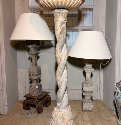 deux lampes posées sur une table dans une pièce
