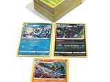 une pile de cartes pokemon posées les unes sur les autres