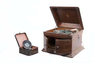 une petite boîte en bois contenant un tourne-disque