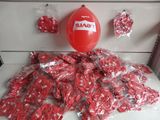 un bouquet de ballons rouges et un bouquet de cœurs rouges posés sur une table