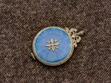 un petit cadenas bleu orné d'une étoile dorée