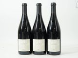 trois bouteilles de vin posées sur une table l'une à côté de l'autre