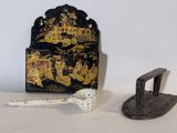 une boîte noire et dorée et une paire de pinces en fer