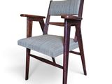 La chaise est en bois et son assise est rembourrée de bleu.