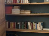 une étagère avec de nombreux livres dans une pièce