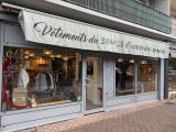 une devanture de magasin avec une enseigne sur la façade