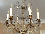 un lustre suspendu au plafond d'une pièce