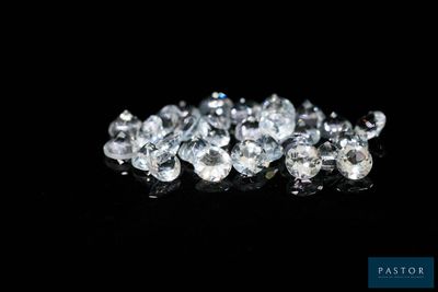 gros plan d'un groupe de diamants sur une surface noire