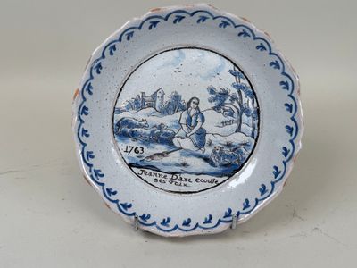 Assiette creuse en faïence polychrome à décor de Jeanne d'Ar…