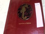un livre rouge sur lequel figure l'image d'un hippocampe