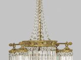 une image représentant un lustre auquel sont suspendues des gouttes de cristal