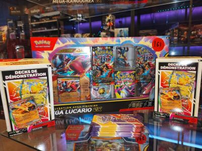 de nombreuses cartes Pokémon exposées sur une table