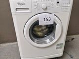 une machine à laver sur laquelle est apposée une étiquette de prix