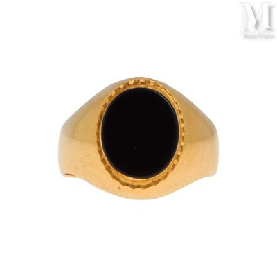 une image d'une bague en or avec une pierre noire au centre