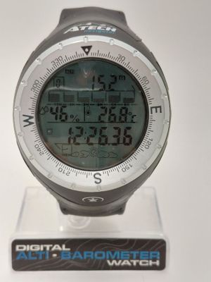 une montre numérique posée sur un socle transparent