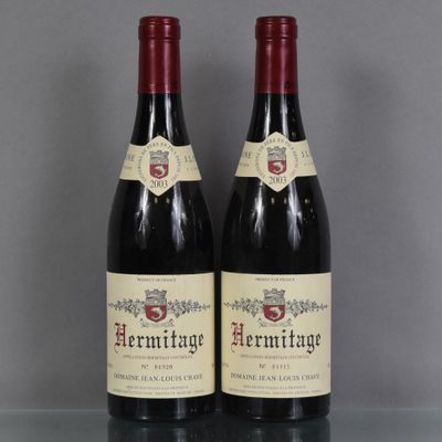 deux bouteilles de vin rouge posées sur une table en verre