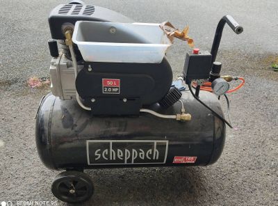 un petit compresseur posé sur un chariot