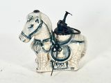 figurine en porcelaine représentant un cheval blanc avec une selle sur le dos