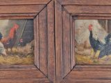 deux tableaux représentant des poulets dans une grange, avec du foin par terre