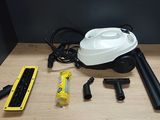 un aspirateur posé sur une table à côté d'autres objets
