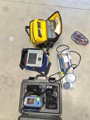 une mallette jaune posée par terre, contenant du matériel électronique