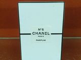 un flacon de parfum Chanel n° 5 posé sur une table