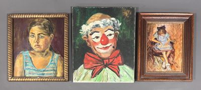 Trois tableaux représentant des clowns sont accrochés au mur, alignés les uns à côté des autres.