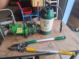 une table sur laquelle se trouvent des outils et une bouteille posée sur la table