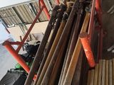 tout un tas de types de tuyaux différents dans un garage