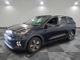 Une Kia Kole bleue de 2020 est garée sur un sol carrelé à damier.