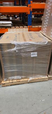 une grande pile de cartons sur une palette dans un entrepôt