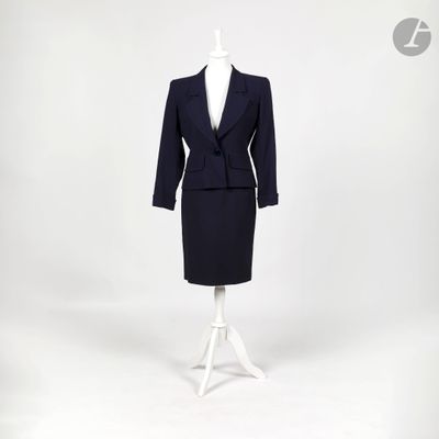 une photo d'un tailleur et d'une jupe de femme présentés sur un mannequin