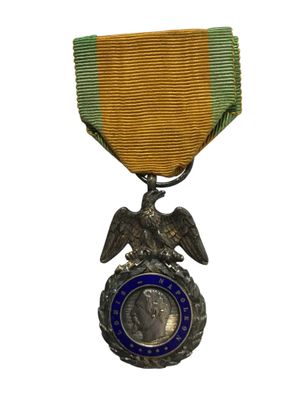 une image représentant une médaille surmontée d'un aigle