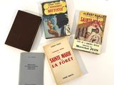 trois livres posés sur une table