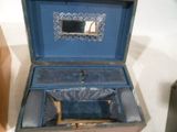 une boîte bleue contenant un miroir
