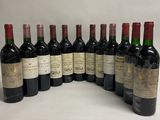 plusieurs bouteilles de vin sont alignées sur une table