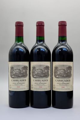trois bouteilles de vin rouge posées côte à côte sur une table