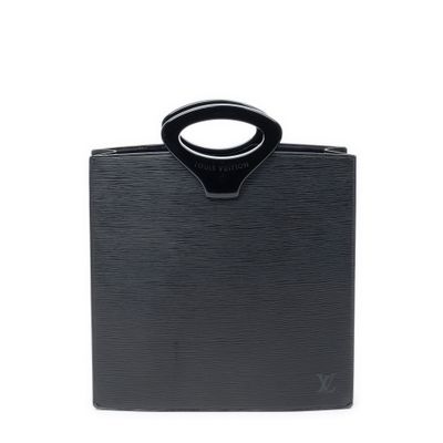 un sac à main noir muni d'une anse, sur fond blanc