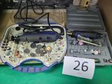 une boîte sur laquelle se trouvent de nombreux composants électroniques